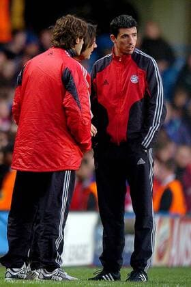 Roy Makaay (re.) im Gespräch mit Mannschaftsarzt Dr. Müller Wohlfahrt (Mitte) und Demichelis (alle Bayern) Fußball EC 1 Herren Champions League 2004 2005, FC Bayern München, Viertelfinale, Vdig Gruppe London