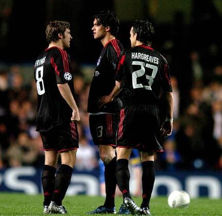 V.li.: Torsten Frings, Michael Ballack und Owen Hargreaves (alle Bayern) enttäuscht Fußball EC 1 Herren Champions League 2004 2005, FC Bayern München, Viertelfinale, Vdig Gruppe London Enttäuschung,