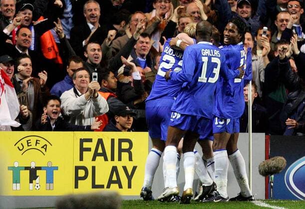 Torjubel Chelsea - Didier Drogba (re.), William Gallas (Mitte) und Gudjohnsen feiern vor begeisterten Fans die 3:1-Führung Fußball EC 1 Herren Champions League 2004 2005, Viertelfinale, Chelsea FC London, Vdig, Totale London Begeisterung, Freude,