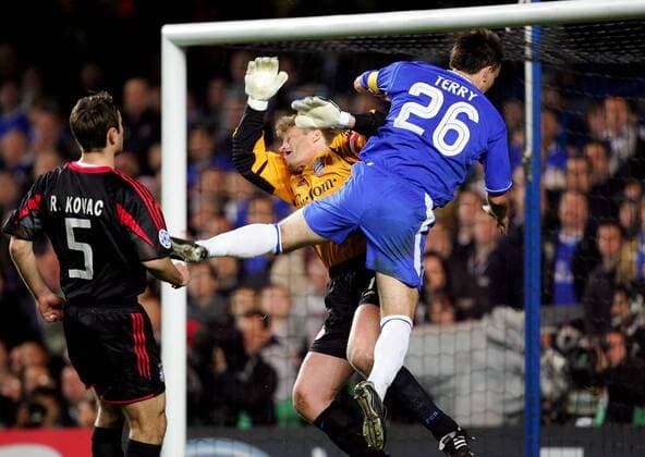 John Terry (Chelsea, re.) attackiert Torwart Oliver Kahn (Bayern) überhart vor dem eigenen Kasten Fußball EC 1 Herren Champions League 2004 2005, Viertelfinale, Chelsea FC London - FC Bayern München 4:2, Vdig, Gruppe London Dynamik,