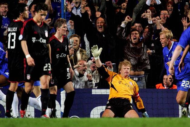Enttäuschte Mienen der Bayern - Torwart Oliver Kahn, Bastian Schweinsteiger (3.v.li.) und Ballack müssen den Torjubel der Chelsea Fans über sich ergehen lassen Fußball EC 1 Herren Champions League 2004 2005, Viertelfinale, Chelsea FC London - FC Bayern München 4:2, Vdig, Totale London Enttäuschung, Freude, Begeisterung,
