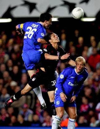 John Terry (li.) und Eidur Gudjohnsen (beide Chelsea) schalten Jose Paolo Guerrero (Bayern) aus Fußball EC 1 Herren Champions League 2004 2005, Viertelfinale, Chelsea FC London - FC Bayern München 4:2, Vdig, Gruppe London Dynamik, Höhe, Kampf,