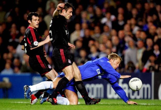 Eidur Gudjohnsen (Chelsea, re.) kommt gegen Robert Kovac (vorn) und Willy Sagnol (beide Bayern) zu Fall Fußball EC 1 Herren Champions League 2004 2005, Viertelfinale, Chelsea FC London - FC Bayern München 4:2, Vdig, Gruppe London Dynamik,
