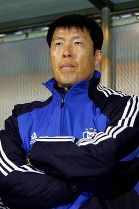 Trainer Kun Bum Cha (Suwon Bluewings) nachdenklich -  Fußball Herren AFC Asian Champions League 2004 2005, Asien, Asiatische, Suwon Samsung Bluewings, Vdig, Einzelbild AFLO1045 Shizuoka Nachdenklichkeit,