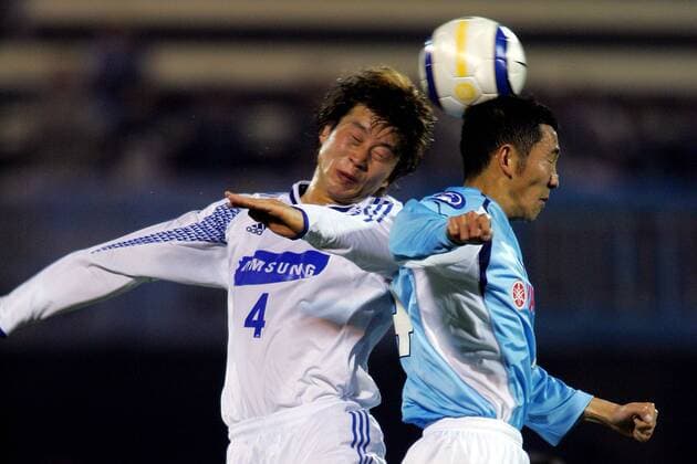 Do Heon Kim (Suwon Bluewings, li.) zieht gegen Shinji Murai (Jubilo Iwata) den Kürzeren -  Fußball Herren AFC Asian Champions League 2004 2005, Asien, Asiatische, Jubilo Iwata - Suwon Samsung Bluewings 1:5, Gruppe AFLO1045 Shizuoka Dynamik,