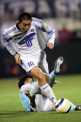 Dong Hun Kim (Suwon Bluewings) am Ball -  Fußball Herren AFC Asian Champions League 2004 2005, Asien, Asiatische, Jubilo Iwata - Suwon Samsung Bluewings 1:5, Gruppe AFLO1045 Shizuoka Dynamik,