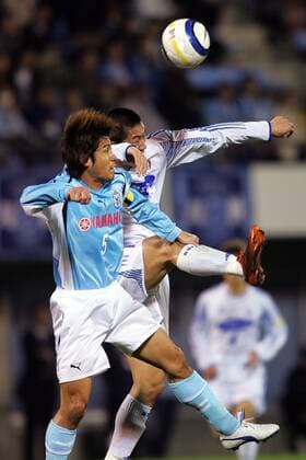 Makoto Tanaka (Jubilo Iwata, li.) gegen Dong Hun Kim (Suwon Bluewings) -  Fußball Herren AFC Asian Champions League 2004 2005, Asien, Asiatische, Jubilo Iwata - Suwon Samsung Bluewings 1:5, Gruppe AFLO1045 Shizuoka Dynamik,