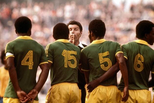 Schiedsrichter Nicolai Rainea (Rumänien) mahnt die Spieler aus Zaire zur Ruhe, v.li.: Raymond Bwanga, Mafu Kibonge, Boba Lobilo, Masamba Kilasu Fußball WM Herren Weltmeisterschaft 1974, Länderspiel, Nationalmannschaft, Nationalteam, Nationaltrikot Gruppe Frankfurt M. Ruhe,
