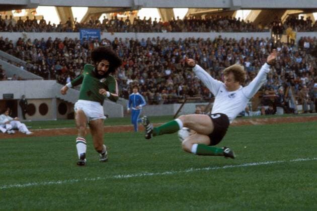 Leonardo Cuellar (Mexiko, li.) hat abgezogen, Bernard Dietz (BR Deutschland) wirft sich in den Ball Fußball WM Herren Weltmeisterschaft 1978, Nationalmannschaft, Nationalteam, Nationaltrikot, Länderspiel, Gruppe 2 Gruppe Cordoba Dynamik, Kampf,