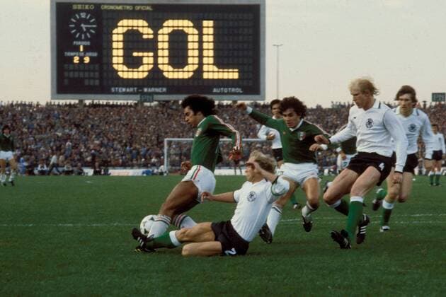 Gol - Hugo Sanchez (Mexiko, li.) wird von Berti Vogts (2.v.li.) gestoppt, daneben Rolf Rüssmann (beide BR Deutschland, re.) Fußball WM Herren Weltmeisterschaft 1978, Nationalmannschaft, Nationalteam, Nationaltrikot, Länderspiel, Gruppe 2 Totale Cordoba Dynamik, Kampf,