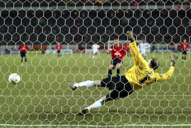 Elfmeter: Torwart Fabien Cool (Auxerre) springt in die falsche Ecke, Sergei Ignashevich (ZSKA Moskau) trifft zum zwischenzeitlichen 2:0 Fußball EC 3 Herren UEFA Cup 2004 2005, Pokal, Europapokal, Europacup, CSKA Moskau - AJ Auxerre 4:0, Vdig Gruppe Moskau Dynamik,