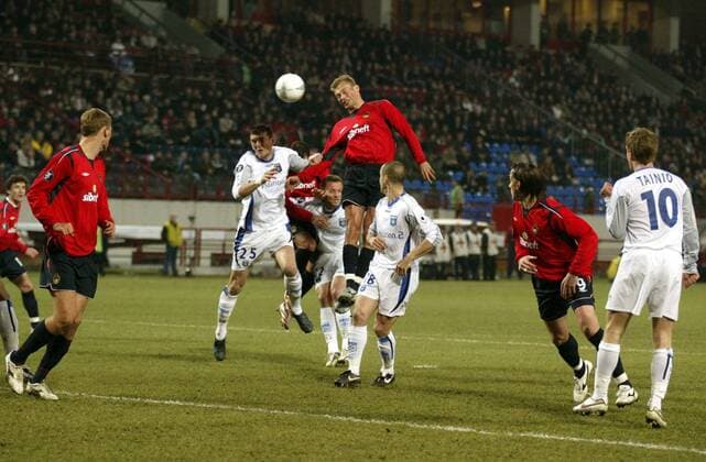 Vasili Berezoutski (ZSKA Moskau, Mitte) gegen David Recorbet (AJ Auxerre, 25) Fußball EC 3 Herren UEFA Cup 2004 2005, Pokal, Europapokal, Europacup, CSKA Moskau - AJ Auxerre 4:0, Vdig Gruppe Torraumszene Moskau Dynamik,