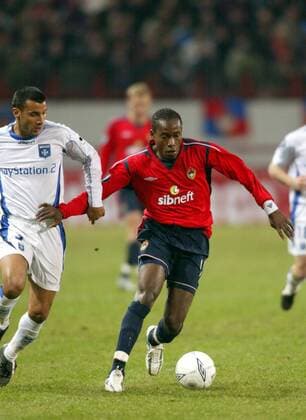 Chidi Odiah (ZSKA Moskau, re.) gegen Jean Sebastien Jaures (AJ Auxerre) Fußball EC 3 Herren UEFA Cup 2004 2005, Pokal, Europapokal, Europacup, CSKA Moskau - AJ Auxerre 4:0, Vdig Gruppe Moskau Dynamik,