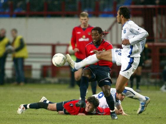 Vagner Love (ZSKA Moskau, li.) gegen Younes Kaboul (Auxerre) Fußball EC 3 Herren UEFA Cup 2004 2005, Pokal, Europapokal, Europacup, CSKA Moskau - AJ Auxerre 4:0, Vdig Gruppe Moskau Dynamik,