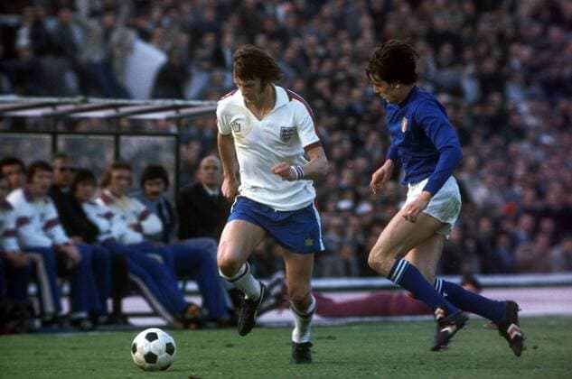 Mick Channon (England, li.) gegen Marco Tardelli (Italien) Fußball Länderspiel Herren Weltmeisterschaftsqualifikation 1976, Nationalmannschaft, Nationalteam, Nationaltrikot, Länderspiel Gruppe Qualifikation Rom Dynamik,