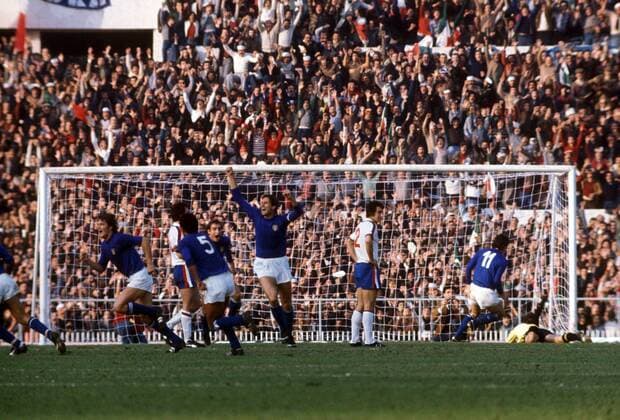 Giancarlo Antognoni (li.) hat zum 1:0 getroffen, Giacinto Facchetti (Italien, Mitte) jubelt, Dave Clement (3.v.re.) ist enttäuscht, Torwart Ray Clemence (beide England) liegt geschlagen am Boden Fußball Länderspiel Herren Weltmeisterschaftsqualifikation 1976, Nationalmannschaft, Nationalteam, Nationaltrikot, Länderspiel Totale Qualifikation Rom