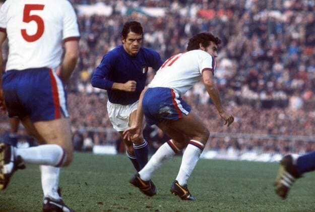 Trevor Brooking (England, re.) gegen Fabio Capello (Italien) Fußball Länderspiel Herren Weltmeisterschaftsqualifikation 1976, Nationalmannschaft, Nationalteam, Nationaltrikot, Länderspiel Gruppe Qualifikation Rom