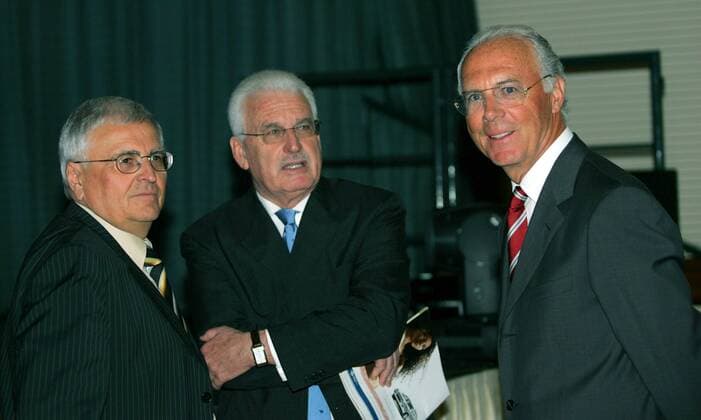 V.li.: DFB Präsident Dr. Theo Zwanziger, OK Vizepräsident Fedor Radmann und OK Präsident Franz Beckenbauer (alle Deutschland) anlässlich der Veranstaltung zum Countdown zur WM 2006 Fußball WM Herren Countdown 2005 zur Weltmeisterschaft 2006, Vorschau, Veranstaltung, Veranstaltungen Gruppe Köln