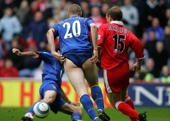 Philippe Senderos (Arsenal, li.) entblößt sein Hinterteil -  Fußball Herren English Premier League 2004 2005, 1. Englische Liga, FC Middlesbrough - Arsenal FC London 0:1 Gruppe Middlesbrough