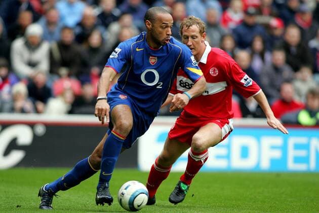 Thierry Henry (Arsenal, li.) gegen Ray Parlour (Middlesbrough) -  Fußball Herren English Premier League 2004 2005, 1. Englische Liga, FC Middlesbrough - Arsenal FC London 0:1 Gruppe Middlesbrough Dynamik,