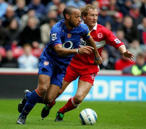 Thierry Henry (Arsenal, li.) gegen Ray Parlour (Middlesbrough) -  Fußball Herren English Premier League 2004 2005, 1. Englische Liga, FC Middlesbrough - Arsenal FC London 0:1 Gruppe Middlesbrough Dynamik,