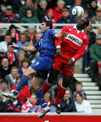 Jimmy Floyd Hasselbaink (Middlesbrough, re.) gegen Jose Antonio Reyes (Arsenal) -  Fußball Herren English Premier League 2004 2005, 1. Englische Liga, FC Middlesbrough - Arsenal FC London 0:1 Gruppe Middlesbrough Dynamik,