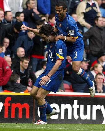 Robert Pires (li.) und Ashley Cole (beide Arsenal) - Torjubel -  Fußball Herren English Premier League 2004 2005, 1. Englische Liga, Arsenal FC London Gruppe Middlesbrough Freude, Begeisterung,