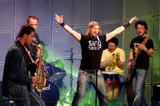 Hobbysaxophonist Marcelo Jose Bordon (Schalke, li.) begleitet die Band - Allee der Kosmonauten - im ZDF Sportstudio Fußball 1. BL Herren ZDF Sportstudio 2005, Sendung, Fernsehsendung, Sportsendung, FC Schalke 04, Vdig, Gruppe Mainz