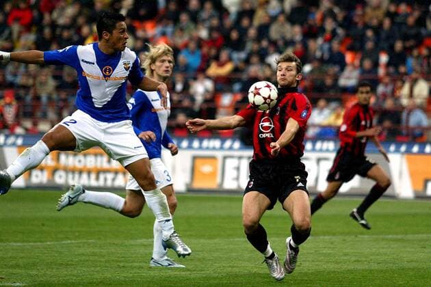 Andriy Shevchenko (Milan, re.) - Ballannahme, daneben Gilberto Martinez (Brescia Calcio) Fußball Herren Serie A 2004 2005, 1. Italienische Liga, AC Mailand - Brescia Calcio 1:1 Gruppe Mailand Dynamik,
