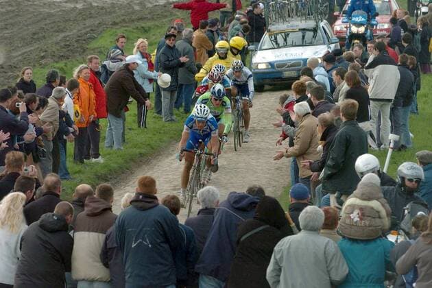Tom Boonen (Belgien Quick Step) führt die Spitzengruppe bei Paris - Roubaix an  Radsport Herren Paris - Roubaix 2005, Straßenradsport, Straße, Rad Gruppe Dynamik,