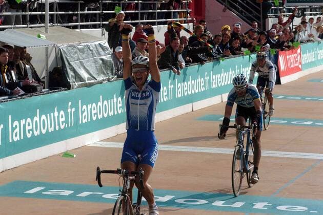 Tom Boonen (Belgien Quick Step) gewinnt Paris - Roubaix 2005 -  Radsport Herren Paris - Roubaix 2005, Straßenradsport, Straße, Rad Gruppe Begeisterung, Freude,