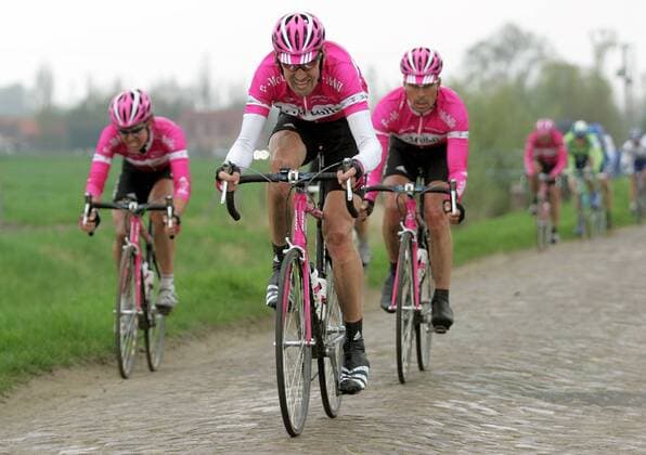 Rolf Aldag vor Erik Zabel (beide Deutschland T Mobile) Radsport Herren Paris - Roubaix 2005, ProTour, Straßenradsport, Straße, Rad Einzelbild Paris - Roubaix