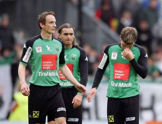 V.li.: Hannes Aigner, Harald Schroll und Hannes Eder (alle Tirol) enttäuscht Fußball Herren tmobileBundesliga 2004 2005, 1. Österreichische Liga, FC Wacker Tirol, Vdig Gruppe Innsbruck Enttäuschung,