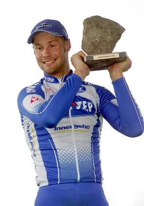 Der Sieger von Paris - Roubaix 2005, Tom Boonen (Belgien Quick Step Innergetic) präsentiert stolz seinen Pokal, der die Form eines Pflastersteins hat Radsport Herren Paris - Roubaix 2005, ProTour, Straßenradsport, Straße, Rad Einzelbild Paris - Roubaix Freude,