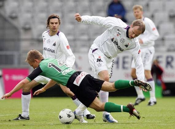 Sigurd Rushfeldt (Austria, re.) gegen Andreas Schrott (Tirol) Fußball Herren tmobileBundesliga 2004 2005, 1. Österreichische Liga, Vdig Gruppe Innsbruck Dynamik,