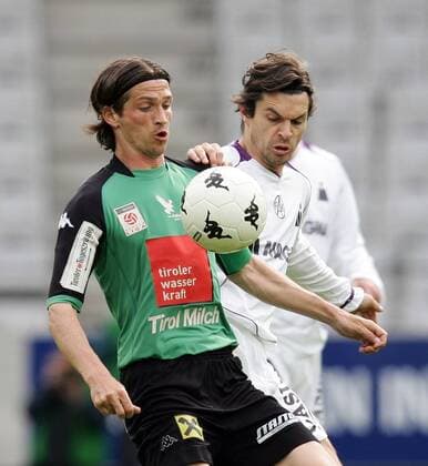 Theo Grüner (Tirol, li.) gegen Jocelyn Blanchard (Austria) Fußball Herren tmobileBundesliga 2004 2005, 1. Österreichische Liga, Vdig Gruppe Innsbruck Dynamik,