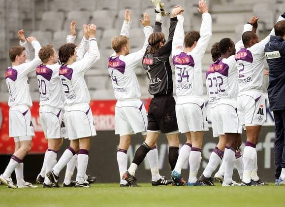 Schlußjubel Austria, v.li.: Stepan Vachousek, Markus Kiesenebner, Jocelyn Blanchard, Mikael Antonsson, Torwart Joey Didulica, Adam Petrous, Richard Kitzbichler, Tosin Dosunmu und Rabiu Afolabi Fußball Herren tmobileBundesliga 2004 2005, 1. Österreichische Liga, FK Austria Memphis Magna Wien, Vdig Gruppe Innsbruck Freude,