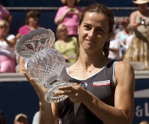 Silvia Farina Elia (Italien) präsentiert ihren Pokal für die Endspielteilnahme - (Icon7932866) Tennis Damen Bausch and Lomb Championships 2005, WTA Tour, Finale, Endspiel Porträt Amelia Island EDITORIAL USE ONLY