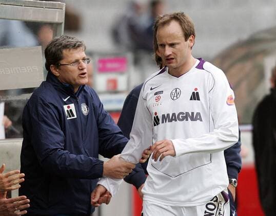Sportdirektor Günter Kronsteiner bedankt sich bei Sigurd Rushfeldt (beide Austria) Fußball Herren tmobileBundesliga 2004 2005, 1. Österreichische Liga, FK Austria Memphis Magna Wien, Vdig Gruppe Innsbruck