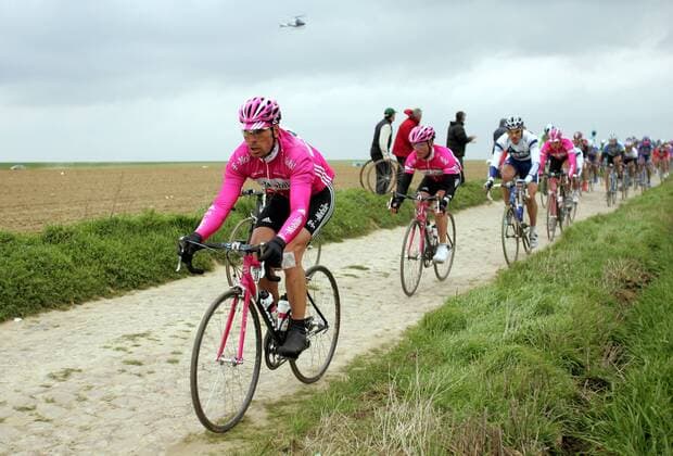 Erik Zabel (Deutschland T Mobile) gibt das Tempo vor Radsport Herren Paris - Roubaix 2005, ProTour, Straßenradsport, Straße, Rad Gruppe Paris - Roubaix