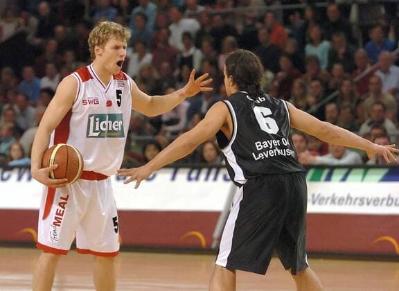 Anton Gavel (Gießen, li.) schreit sich Gordon Geib (Leverkusen) aus dem Weg Basketball 1. BL Herren BBL 2004 2005, Giessen 46ers - Bayer Giants Leverkusen 99:83, 46 ers Gruppe Gießen