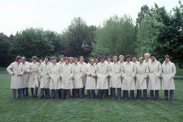 BR Deutschland, v.li.: Manfred Kaltz, Bundestrainer Helmut Schön, Sepp Maier, Hannes Schoberth, Bernd Franke, Michael Bella, Rudi Kargus, Rüdiger Abramczik, Gerd Zewe, Bernard Dietz, Hans Georg Schwarzenbeck, Berti Vogts, Harald Konopka, Dieter ... Fußball WM Herren Weltmeisterschaft 1978, Nationalmannschaft, Nationalteam, Mannschaftsbild, BRD Totale Bernd, Bernhard, Hans Hubert, Karlheinz, Rüßmann Frankfurt M., Mantel, Mäntel, Trenchcoat