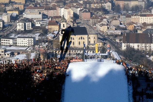 Ein Skispringer, beobachtet von tausenden Fans im Skistadion der Bergisel Schanze zu Innsbruck Skispringen OS Winter Herren Olympische Winterspiele 1976, Olympia, Olympiade, Spiele, Großschanze, Skisprung, Ski Nordisch, Vdia Totale Bergisel Schanze, Berg Isel Innsbruck