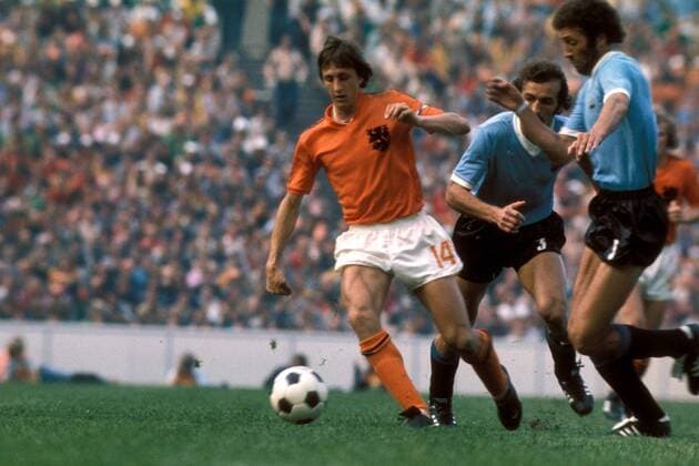 Johan Cruyff (li., Niederlande) gegen Juan Masnik (Mitte) und Julio Montero (re., beide Uruguay) Fußball WM Herren Weltmeisterschaft 1974, Länderspiel, Nationalmannschaft, Nationalteam, Nationaltrikot, Gruppe Hannover Dynamik,