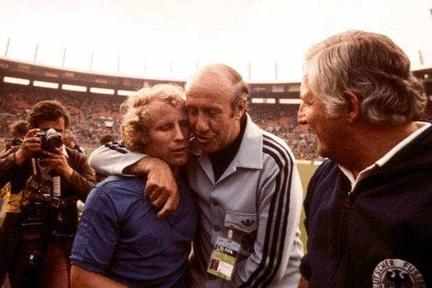 Berti Vogts (li.) wird von Bundestrainer Helmut Schön (Mitte) geherzt, daneben Co Trainer Jupp Derwall (alle BR Deutschland) Fußball WM Herren Weltmeisterschaft 1974, Länderspiel, Nationalmannschaft, Nationalteam, Nationaltrikot Gruppe Düsseldorf Harmonie Freude, Erschöpfung,
