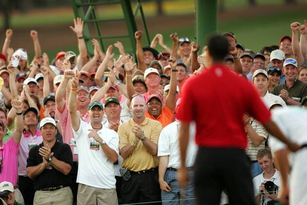 Die Zuschauer jubeln Mastersieger Eldrick Tiger Woods (USA, vorn) zu - (Icon5937501) Golf Herren Masters 2005, PGA Tour, Golfen Totale Augusta Freude, EDITORIAL USE ONLY