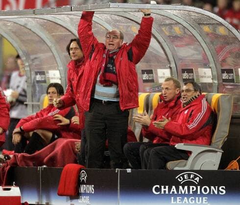 Manager Uli Hoeneß (Mitte) klopft beim Torjubel aufgeregt an das Dach der Trainerbank, etwas ruhiger applaudieren hinter ihm v.re. Trainer Felix Magath, Co Trainer Seppo Eichkorn und Mannschaftsarzt Dr. Hans Wilhelm Müller Wohlfahrt (alle Bayern) Fußball EC 1 Herren Champions League 2004 2005, Viertelfinale, FC Bayern München, Gruppe München Freude, Begeisterung,