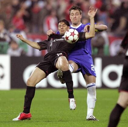 Claudio Pizarro (li., Bayern) wird von John Terry (Chelsea) gehalten Fußball EC 1 Herren Champions League 2004 2005, Viertelfinale, FC Bayern München - Chelsea FC London 3:2, Gruppe München Dynamik, Kampf,
