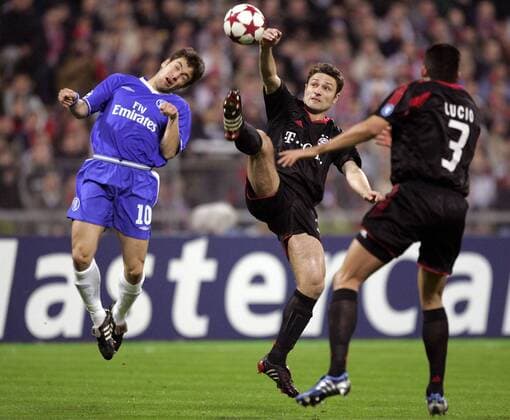 Joe Cole (li., Chelsea) gegen Robert Kovac (Bayern) Fußball EC 1 Herren Champions League 2004 2005, Viertelfinale, FC Bayern München - Chelsea FC London 3:2, Gruppe München Dynamik, Höhe,
