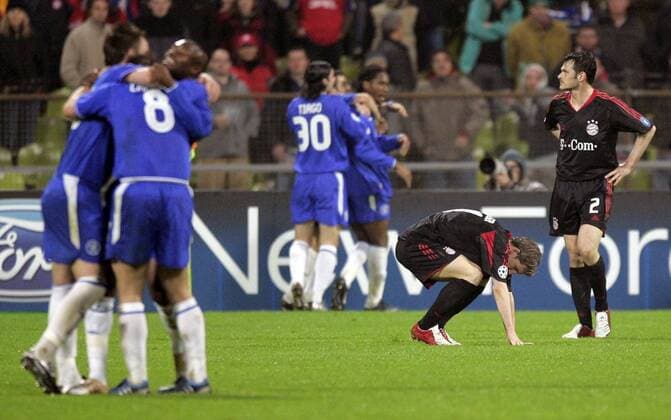 Willy Sagnol (re.) und Bastian Schweinsteiger (beide Bayern) stehen betreten zwischen den jubelnden Chelsea Spielern Fußball EC 1 Herren Champions League 2004 2005, Viertelfinale, FC Bayern München - Chelsea FC London 3:2, Gruppe München Enttäuschung,